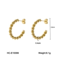 Dimensiones detalladas de aros retorcidos bañados en oro 18K de 2,6 cm por 0,4 cm - Mediano (HC-E10099) / Dorado