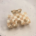 Dettaglio della molletta per capelli a scacchi crema in acetato con intagli rotondi - Acetato / Formaggio a Scacchi (circa 7,6 cm)