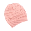 Primer plano detallado del gorro de punto rosa con textura de canalé y tejido grueso - Rosa