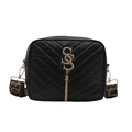 Borsa a tracolla trapuntata nera con logo dorato, ciondolo a nappa e tracolla a fantasia - Nero