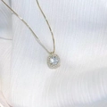 Elegante collana quadrata halo dorata con pietra centrale rotonda e catena veneziana - Oro Bianco
