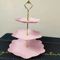 Détail du présentoir à gâteaux rose à 3 niveaux avec motifs en relief dorés - Style Hexagonal à 3 Niveaux (Tige Dorée) / Rose