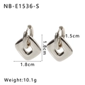 Dettaglio di orecchini geometrici quadrati in argento con misure 1,8 cm e peso di 10,1 g - Ciondolo Quadrato / Argento