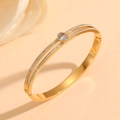 Détail du bracelet en acier plaqué or avec cristaux pavés et pierre centrale ovale - Style de Pierre Principale à Double Rail Or (H417)
