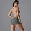 Dettaglio del reggiseno sportivo con schiena incrociata e pantaloncini yoga arricciati - S / grigio scuro
