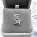 Collana in argento con nodo intrecciato e pietra centrale rotonda in scatola regalo - Pendente + Catena a Croce da 45cm / Oro Bianco