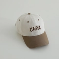 Dettaglio del ricamo CARA e dei pannelli a contrasto sul cappellino da baseball in cotone - 52-54cm (3-8 Anni) / Bianco Crema (CARA)