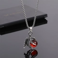 Collier hip-hop en acier titane avec pendentif griffe de dragon et perle rouge sur fond noir - Griffe de Dragon Perle Rouge