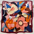 Foulard quadrato in seta con fiori arancio-rosa e bordi blu scuro a contrasto - 70cm / Bordo Rosso Vino Floreale