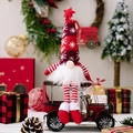 Gnome de Noël lumineux avec bonnet rouge à flocons assis sur une voiture vintage décorative - Style Jambes Suspendues / Rouge