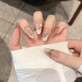 Amandelvormige champagne cat-eye kunstnagels met 3D-vlinder en luxe strassteentjes - Extra Klein (XS)