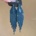 Detailansicht funkelnder dunkelblauer Strass-Ohrringe mit geometrischem Quastendesign - Blau