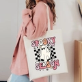 Dettaglio della borsa Halloween Spooky Season con motivi a fantasma e cuciture forti - 8