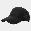 Détail des perforations laser respirantes sur une casquette noire à séchage rapide - Réglable / Noir