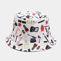 Détail d'un chapeau bob blanc avec imprimés de cosmétiques colorés et coutures précises - M (56-58cm) / Blanc