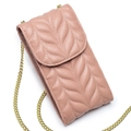 Roze lederen telefoontasje met bladstiksel en een elegante gouden ketting - Roze