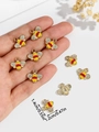 Macro-opname van gouden bijen hanger met strass-steentjes en afmetingen 1,4 cm bij 1,2 cm - Bijtje (Rood & Geel)