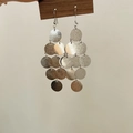 Boucles d'oreilles argentées à paillettes multicouches avec texture martelée - Pendentif Disque Martelée Argenté