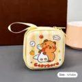 Portamonete quadrato Capybara beige con simpatica illustrazione e cinturino da polso - Piccola Oca Capibara (Quadrato)