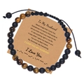Détail du bracelet en perles d'œil de tigre et pierres mates avec carte cadeau pour mari - À Mon Mari