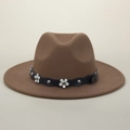 Détail d'un chapeau en laine marron avec ceinture en cuir noir, fleurs et rivets argentés - M (56-58cm) / Kaki