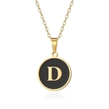 Detail van gouden ketting met ronde zwarte emaille hanger en een gouden letter D - Goud Letter-D