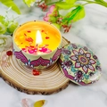 Candela profumata gialla con petali essiccati in scatola di metallo mandala colorata - Citronella