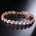 Primer plano del brazalete de espiga en oro rosa con brillantes circonitas talla marquesa - Oro rosa