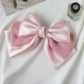 Détail d'un nœud papillon en satin rose multicouche avec texture élégante - Avec pince / Rose
