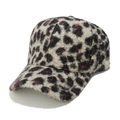 Nahaufnahme der Baseballkappe mit Leopardenmuster aus flauschigem Lammwoll-Material - Lila Roter Leopardenstil (E)