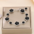 Elegante pulsera de acero inoxidable plateado con tréboles negros de cinco pétalos en joyero - Pulsera Estrella (KB186984-KFC) / Color Acero