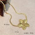 Collar vintage francés con colgante de flor dorada y cadena de serpiente plana oro - Dorado