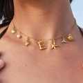 Goldene Halskette mit Perle, Buchstabe E und Meeresanhängern an einem Model gezeigt - Seestern (Einzelner Anhänger)
