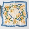 Elegante foulard di seta beige quadrato con bordi blu e stampa di rose gialle - Bandana / Rosa blu e bianca