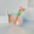 Moderne schillernde Acryl-Vase mit rosa Rosen im minimalistischen nordischen Stil - Dichroitisch Rund