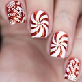 Makro-Detail von roten Glitzer-Weihnachtsnägeln mit weißen Zuckerstangen-Wirbelmustern - Rot Gold Glitzer Weihnachts-Süßigkeit Stil (LC185) / Gelee-Kleber Werkzeugset (24 Stück/Packung)