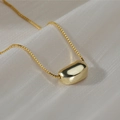 Dettaglio macro della collana dorata con ciondolo rettangolare lucido su catena veneziana - Forma di Fagiolo (HN808) / Oro