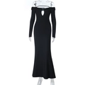 Detail eines schwarzen schulterfreien Kleides mit Cut-out und schmalem Meerjungfrau-Saum - S / Schwarz
