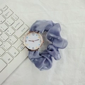 Elegante Damenuhr mit malvenfarbenem Samt-Scrunchie-Armband und goldenem Gehäuse - Blau