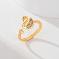 Verstellbarer goldener Schwanenring mit Zirkonia-Flügeln und Herzakzent für Damen - Schwan Design (JZ012)