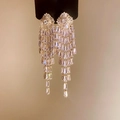 Eleganti orecchini a goccia dorati con strass lucidi e design a lunghe nappe dorate - Oro (Perno in Argento S925)