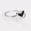Dettaglio dell'anello aperto in acciaio inossidabile con cuori intrecciati in argento e nero - US 6 / Colore acciaio