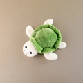 Aimant de frigo tortue de mer en peluche verte avec membres blancs et tissu doux - Tortue de mer
