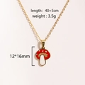 Detalle del collar de cadena dorada con colgante de hongo rojo y especificaciones - Hongo