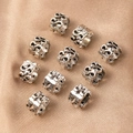 Lot de 10 perles en métal argenté avec motifs de nœuds celtiques ajourés sur tissu - Argent (Lot de 10) (E8507)