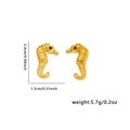 Détail des boucles d'oreilles hippocampe dorées avec dimensions et pierres vertes - Clou Hippocampe en Strass (ZJGE0529)