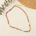 Collier bohème en pierres naturelles colorées avec perles blanches et chaîne en titane - Doré
