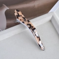 Dettaglio ravvicinato di una grande clip per capelli in acetato con stampa leopardata - 1# Tartarugato Chiaro Fermaglio a Corno Curvo