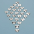 Set de 26 colgantes de corazón en acero inoxidable plateado con grabado A-Z y dos huecos - Letra A / Color Acero