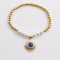 Bracciale bohémien dorato con perle bianche e ciondolo occhio di Allah blu - Blu